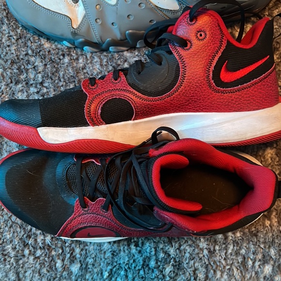 Nike Mids - Picture 2 of 3